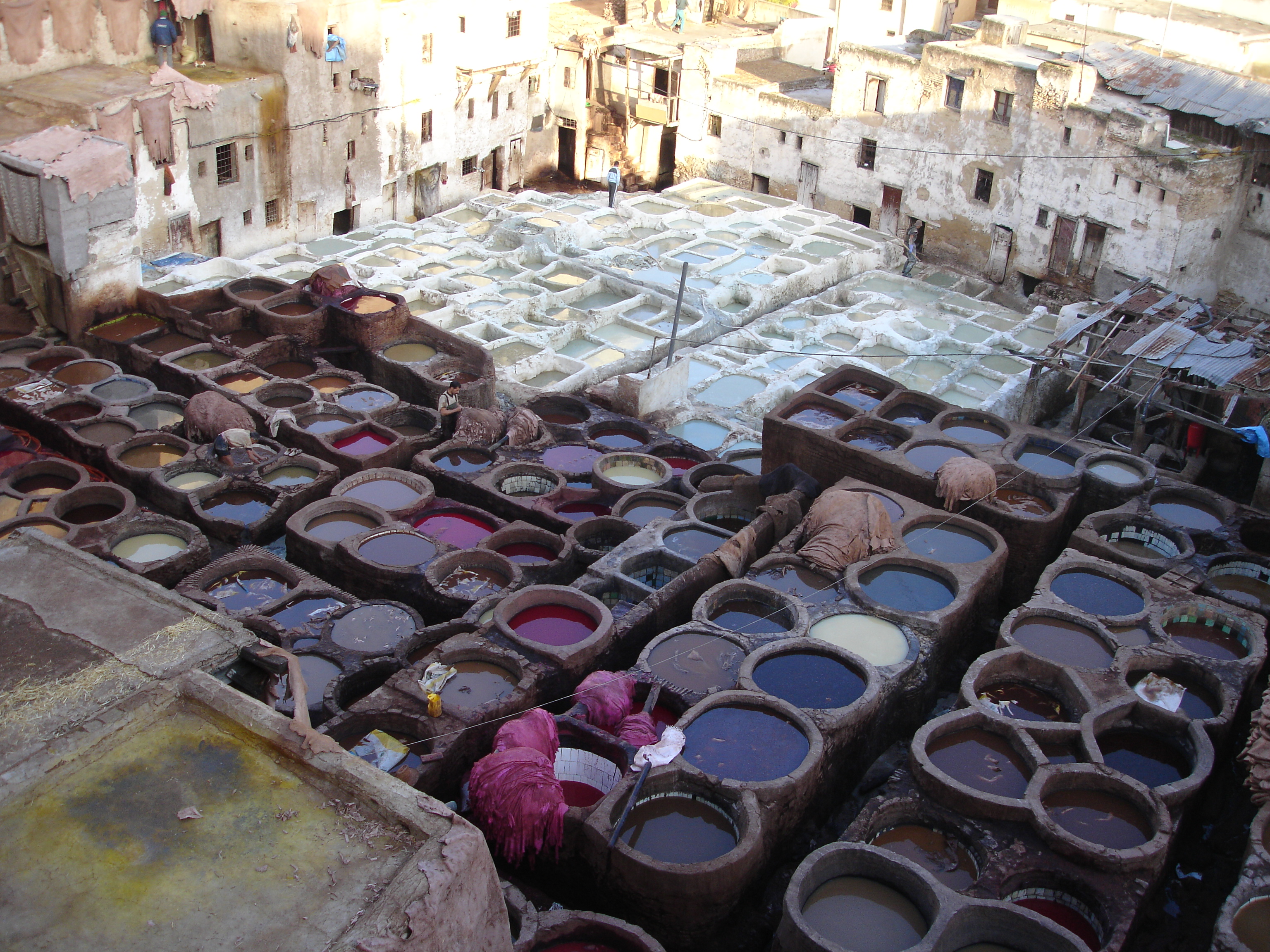 Gerberei in Fes mit farbigen Lederbecken